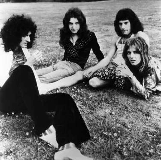 UNSPECIFIED - JANUARY 01: Photo of QUEEN; Posed group portrait (Photo by Gems/Redferns)