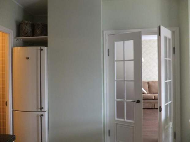 Интерьер кухни, белый двери на кухню, холодильник в нише