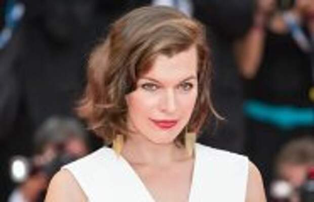 Шоу-бизнес: Боялась, но родила и в 45: Как выглядят 3 подросшие дочки Миллы Йовович от любимого мужа