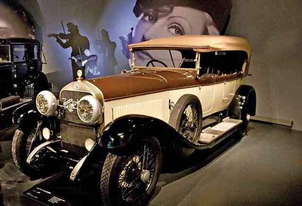 Музей авто истории в турине, италия. (трафик)