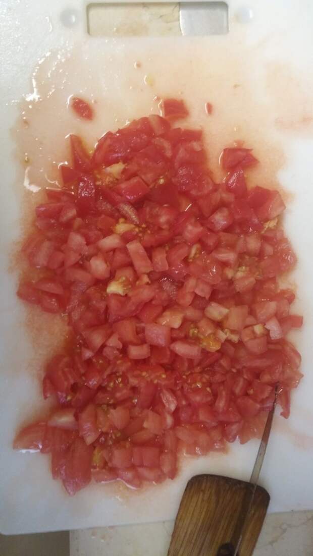 Тем временем режем очищенные от кожуры помидоры (очищаются легко после того как побывали в горячей воде) еда, шакшука Израиль
