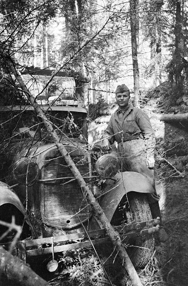 Водитель радиомашины Гавриил Петрушин. Северо-Западный фронт 1942 год. 1941-1945, вов