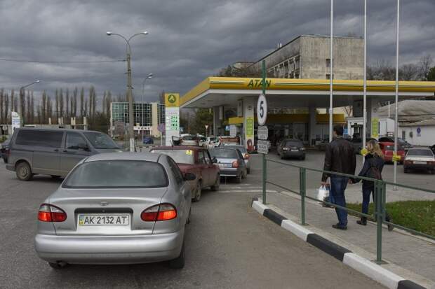 Очередь на автозаправочную станцию, работа которой нарушена из-за проблем с электроэнергией. Симферополь, Крым, 22 ноября 2015 г.