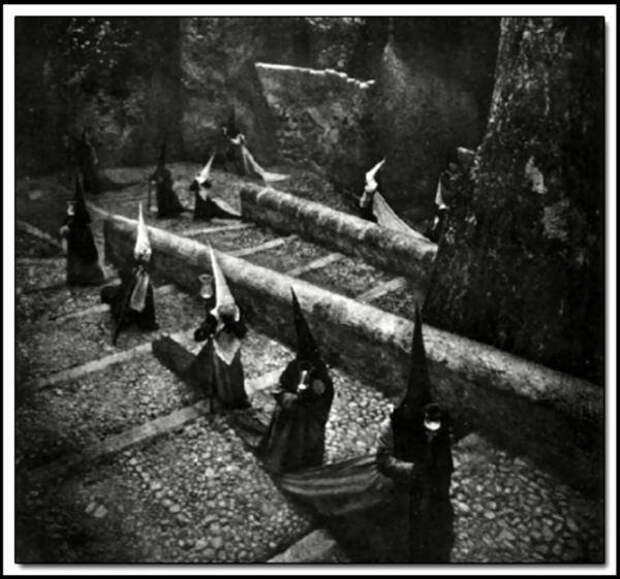 Пасхальная религиозная процессия, 1940 год. Считается одной из самых жутких фотографий всячина, искусство, страшные, ужасные, фото