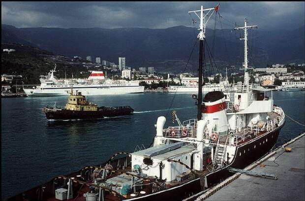 Морской торговый порт на южном берегу Крыма, Ялтинского залива, 1988 год. Фотограф Бруно Барби (Bruno Barbey).