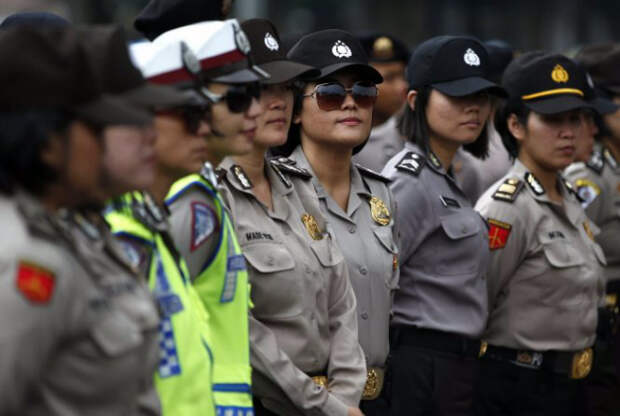 Невинные девушки-полицейские Индонезии.