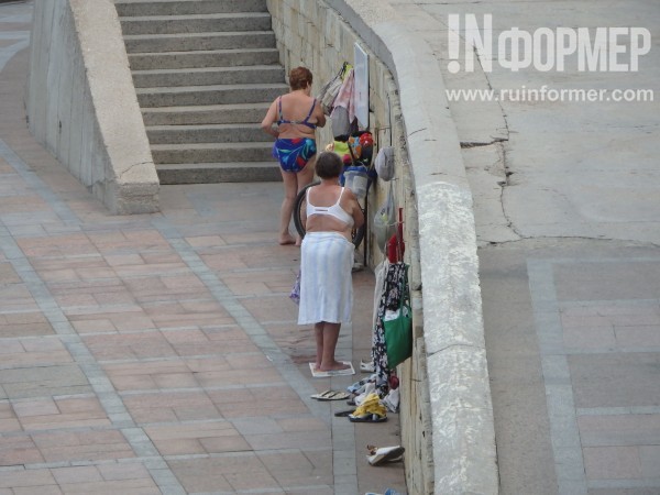 Голые ...опы в центре Севастополя