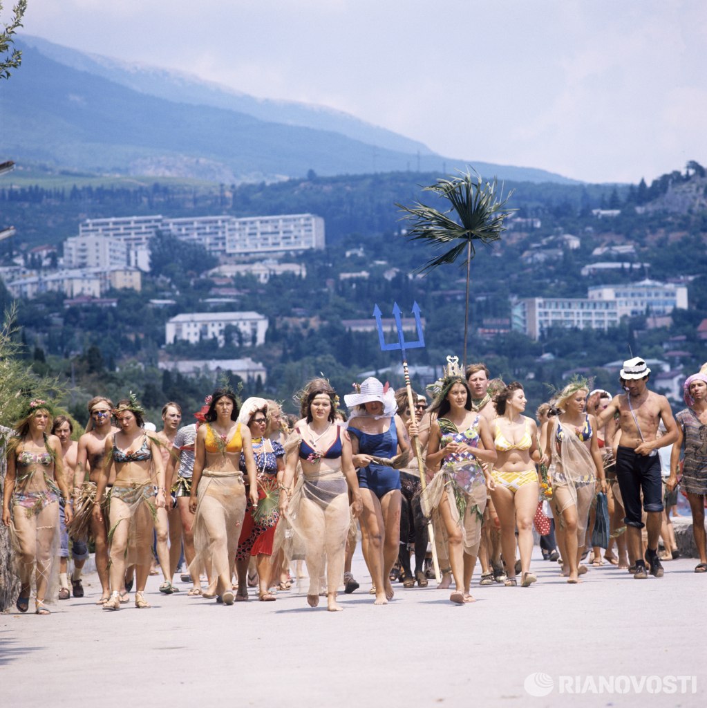 1975 День Нептуна в молодежном лагере Спутник в Крыму Фото О. Иванов2.jpg 1975 День Нептуна в молодежном лагере Спутник в Крыму Фото О Иванов2.jpg