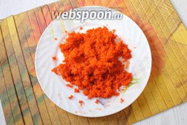 Морковь трём на мелкой тёрке. Нам понадобится 1 стакан моркови.