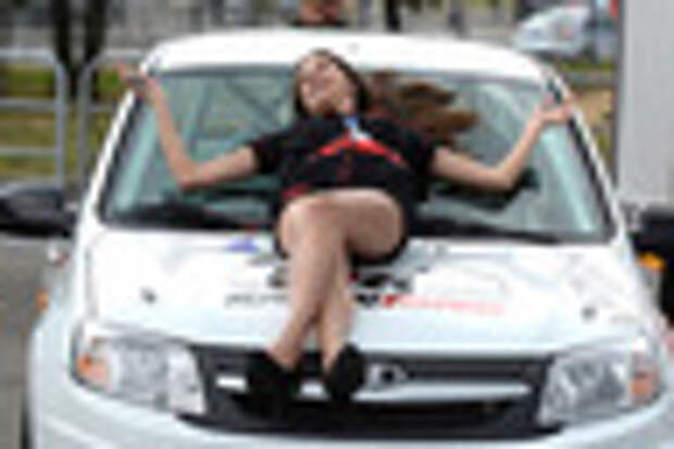 Девушка на капоте автомобиля Lada Granta
