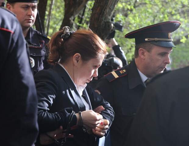 Ирина Егорова, приговоренная к четырем годам и трем месяцам лишения свободы по делу о хищениях в "Оборонсервисе", на выходе из здания Пресненского суда