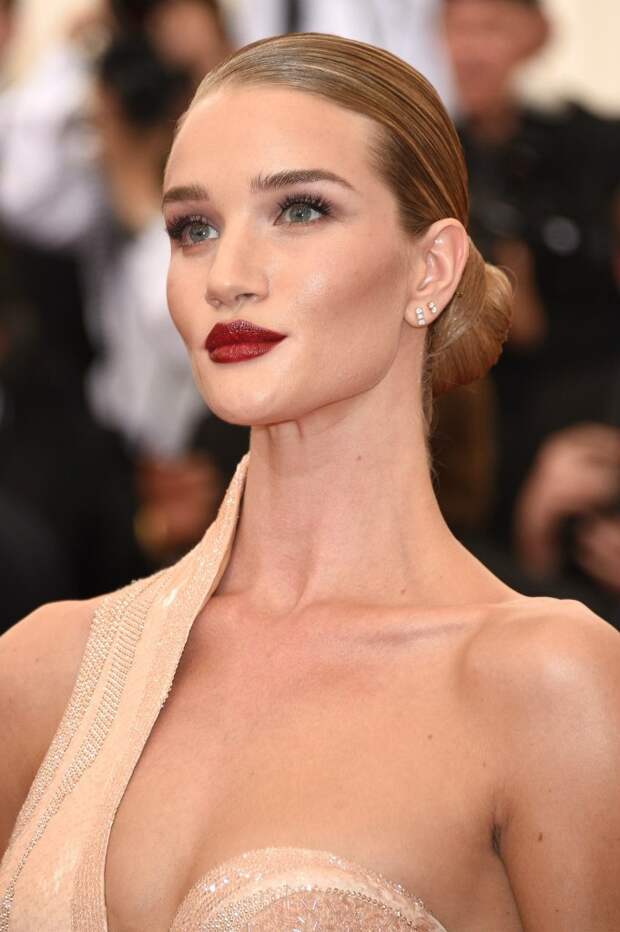 Невероятная красота: Рози Хантингтон-Уайтли покорила beauty-образом на Met Gala 2015