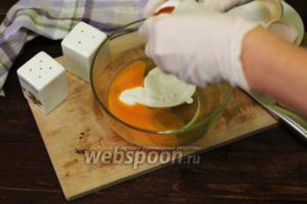 Теперь приготовим яичную заливку. В подходящую посуду вбиваем куриные яйца, добавляем сметану, солим и перчим. Хорошо перемешиваем до однородного состояния.