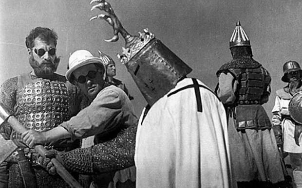 Сергей Эйзенштейн показывает псам-рыцарям, как правильно нападать, на съёмках "Александра Невского" Сергей Эйзенштейн показывает псам-рыцарям, как правильно нападать, на съёмках "Александра Невского"