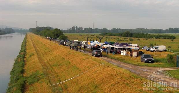 С первого взгляда Ваг в этом месте очень сильно напоминает канал им. Москвы С первого взгляда Ваг в этом месте очень сильно напоминает канал им. Москвы