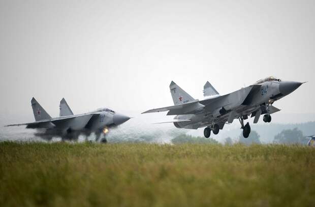 Группа из четырех самолетов МиГ-31 способна контролировать воздушное пространство протяженностью по фронту 800 - 900 км. Изначально предназначался для перехвата крылатых ракет во всем диапазоне высот и скоростей, а также низколетящих спутников. Полки МиГ-31 на протяжении нескольких лет имели статус спецназа в составе ПВО. Максимальная скорость - 3000 км/ч, практическая дальность - 1450 км, практический потолок - 20600 метров. Вооружен шестиствольной авиационной автоматической пушкой ГШ-6-23М калибра 23 мм. Может нести на борту ракеты класса "воздух-воздух" малой, средней и большой дальности