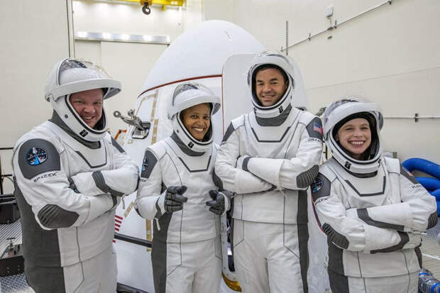 SpaceX запустил первых туристов