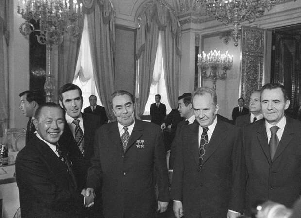 В октябре 1973 года в Москве состоялась первая советско-японская встреча на высшем уровне. На фото: премьер-министр Японии Какуэй Танака, генеральный секретарь ЦК КПСС Леонид Брежнев, председатель совета министров СССР Алексей Косыгин, министр иностранных дел СССР Андрей Громыко (слева направо), Москва, 1973 год