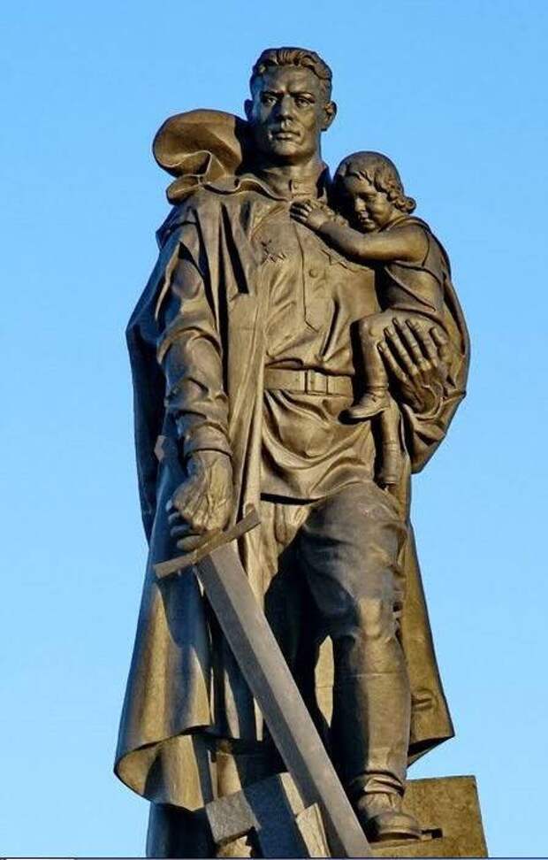 Фото памятника советскому солдату с девочкой на руках