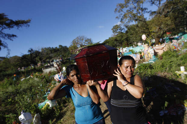 Женщины подрались у гроба изменявшего им друг с другом любовника