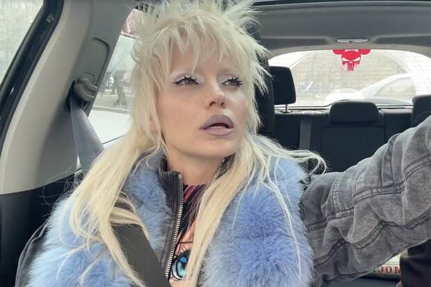 Глюкоза в микрошортах похвасталась новым автомобилем