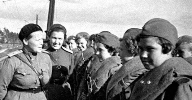 Школа жизни В 1942 году командование Красной Армии приняло решение обучать девушек-снайперов на постоянной основе. Женская школа снайперской стрельбы была построена всего в паре километров от Москвы. Критерии отбора не пугали: любая девушка, закончившая семь классов и не старше 26 лет могла стать студентом.