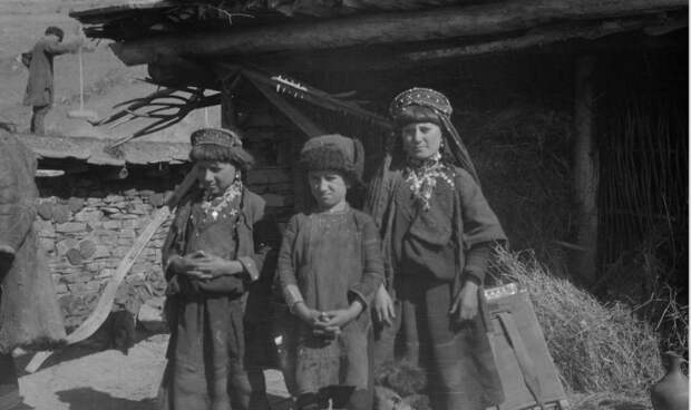 Хевсурские дети разных возрастов. 1931 год. 