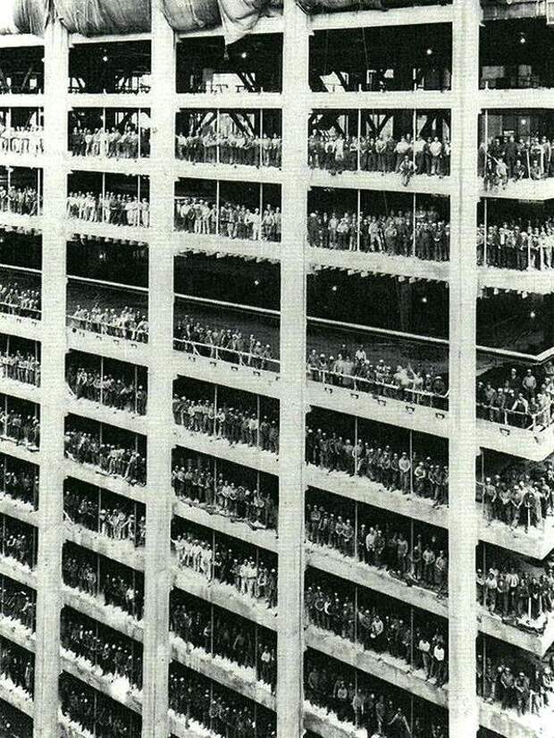 Рабочие позируют во время строительства 60-этажного банка Chase Manhattan Bank, 1955 20 век, история, фотографии