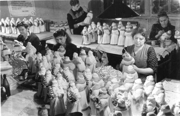1951. Работники артели «Ленигрушка» за разрисовкой новогодних игрушек. 18 декабря 1951. Работники артели «Ленигрушка» за разрисовкой новогодних игрушек. 18 декабря