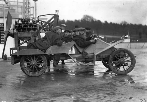 Автомобиль на гоночной трассе (1911). Автомобиль на гоночной трассе (1911). Транспортные средства, автодизайн, история, ретро фото