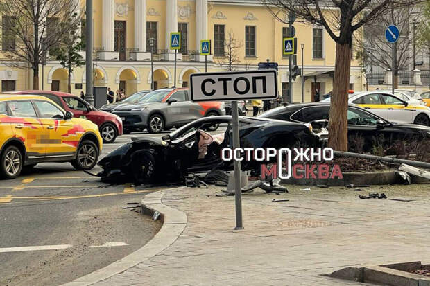 Shot: рэпер Navai снес светофор на машине без номеров
