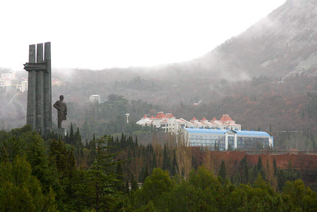 Вид на школу международного детского центра и статую Ленина, установленную на территории лагеря