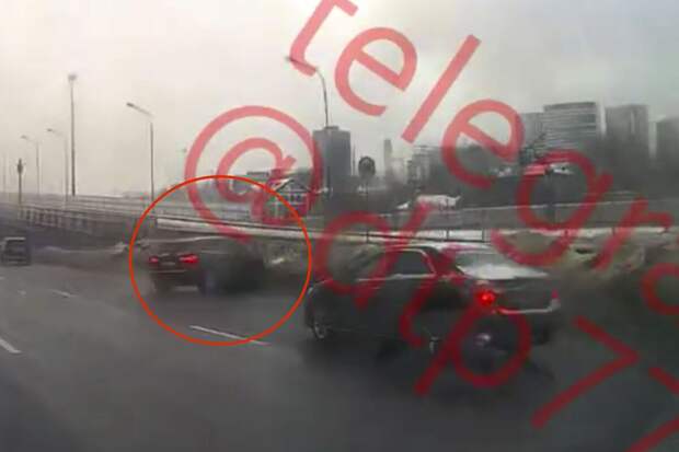 В Москве на видео сняли, как автомобиль с человеком влетел в отбойник