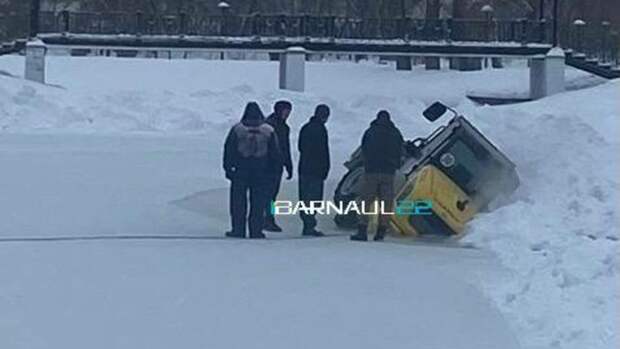 Трактор провалился под лед / Фото: Telegram-канал Barnaul22