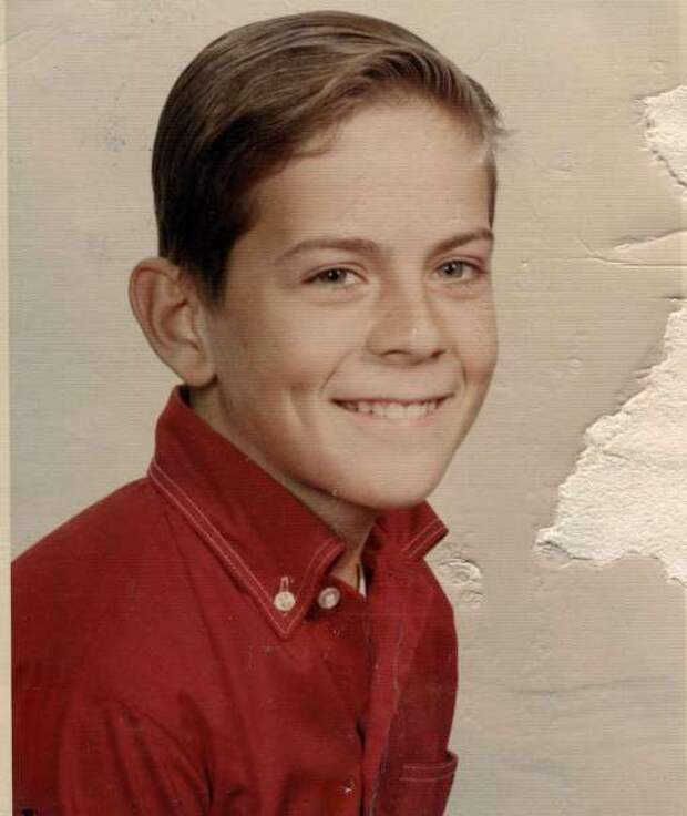 В подростковом возрасте Брюс носил типичную прическу отличника (1968 г.)