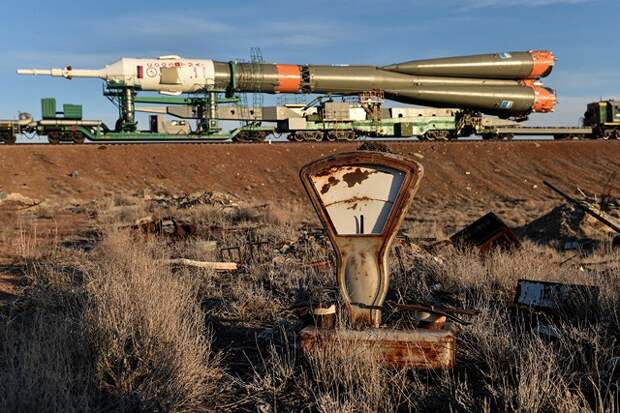 Транспортировка ракеты космического назначения (РКН) «Союз-ФГ» с транспортным пилотируемым кораблем «Союз ТМА-16М» к стартовому комплексу космодрома «Байконур».