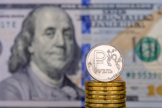 Эксперты прогнозируют ослабление рубля к осени до 95 за доллар