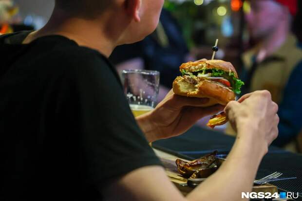 Красноярский психолог назвала три причины переедания