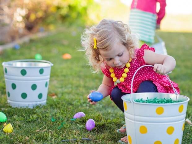 Original_Kim-Stoegbauer-Easter-Egg-Decorating-Party-Egg-Hunt-Girl4_s4x3.jpg.rend.hgtvcom.1280.960