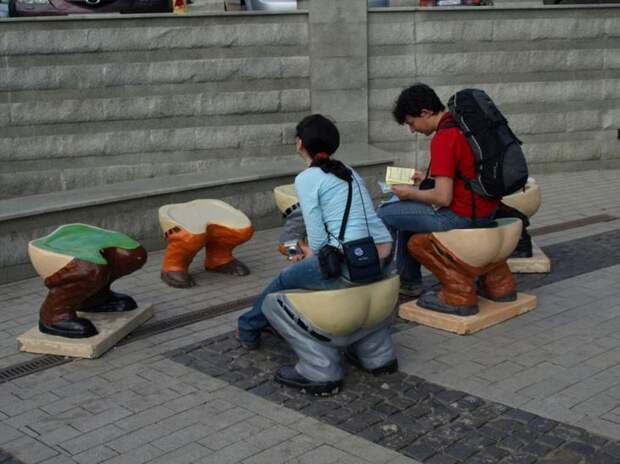 Скульптура в Казани - стульчики в штанах. Фото