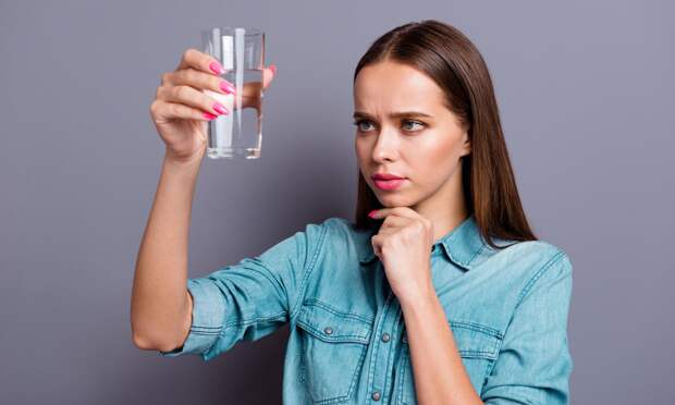 Химик Петренко назвал три признака опасной питьевой воды, которую надо вылить немедленно