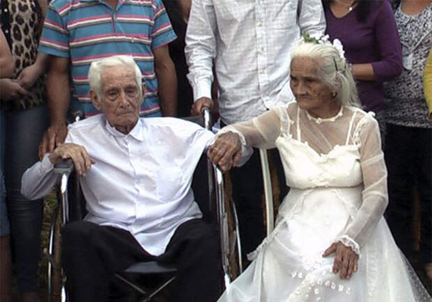 Жизнь развела их. Спустя 80 лет они встретились и сразу же поженились. Мартине Лопес 93, Хосе Риелла - 103 года