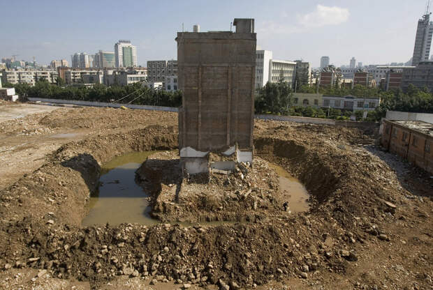 Дом-гвоздь на строительной площадке в провинции Юньнань