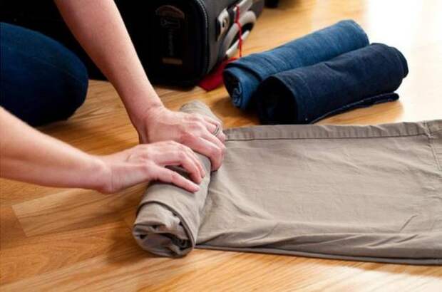 Чтобы одежда не помялась, не складывайте её, а скручивайте валиком