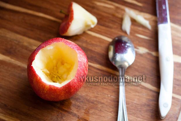 Также для удаления семян и остатков жесткой сердцевины можно использовать ложку. Очистите так все яблоки.