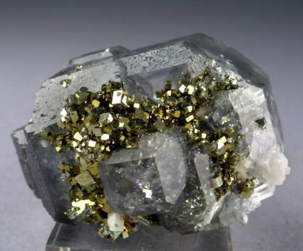 15167760-R3L8T8D-650-amazing-stones-minerals-24__700