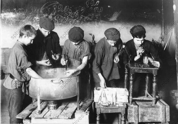 1913. Изготовление елочных украшений в мастерской по производству елочных украшений 1913. Изготовление елочных украшений в мастерской по производству елочных украшений