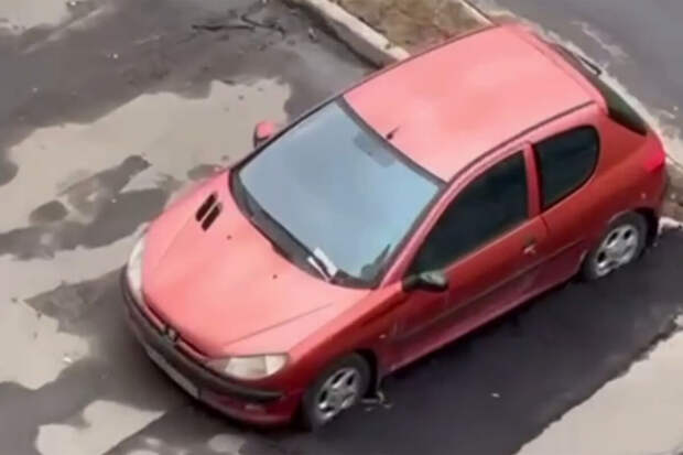 На юге Москвы дорожники уложили асфальт прямо на автомобиль