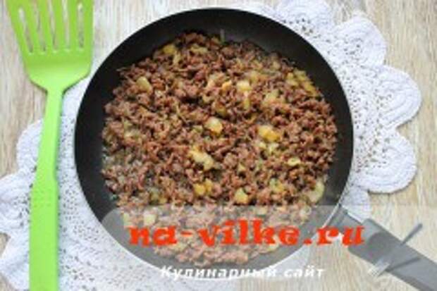 Каннеллони с говяжьим фаршем под соусом бешамель