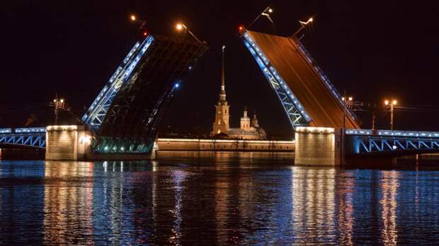 Портрет Ахматовой украсит Дворцовый мост в ночь на 23 июня